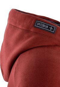 Rode hoodie met een zachte textuur, voorzien van een zwart merkembleem op de kraag. Het ontwerp heeft een ronde capuchon en zichtbare stiksels.