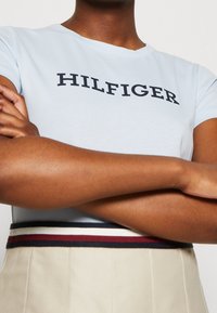 Tommy Hilfiger T-shirt med print - light blue