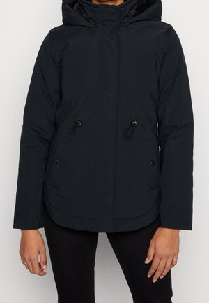 Veste isolante noire avec capuche, dotée de poches à boutons-pression et de cordons ajustables, texture lisse et ourlet légèrement incurvé.