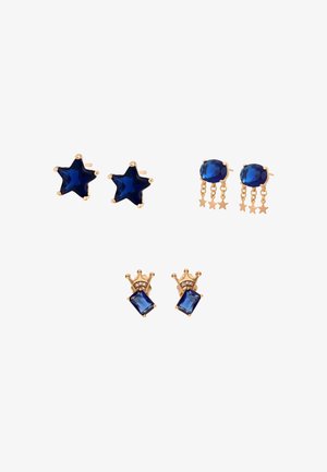 Három pár arany fülbevaló kék kövekkel: csillag alakú, ovális lehulló csillagokkal és téglalap alakú kis koronadíszítéssel.