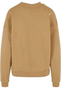 Sweat-shirt à col rond marron chameau avec manches longues, poignets et ourlet côtelés, présenté de dos sur un fond blanc.