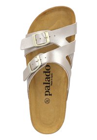 Sandales argentées métalliques avec deux straps réglables et boucles. La semelle intérieure est marron avec un logo en relief et une texture douce.