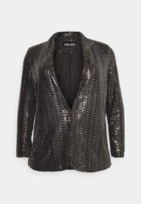 Blazer nero con paillettes, apertura frontale, maniche lunghe e colletto leggermente rialzato, etichettato "PIECES" all'interno del colletto.