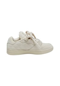 Beżowe sneakersy z teksturowanym wykończeniem, okrągłym noskiem, sznurówką i płaską gumową podeszwą. Charakteryzują się gładką powierzchnią i minimalnym brandingiem.