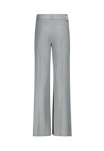 Pantaloni grigi a gamba larga con una texture liscia, caratterizzati da una vita su misura e due tasche posteriori, adatti per abbigliamento formale.