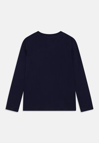 Navyblaue Langarmbluse aus weicher Baumwolle, mit einem runden Ausschnitt und einer schlichten, glatten Oberfläche ohne Muster oder Akzente.