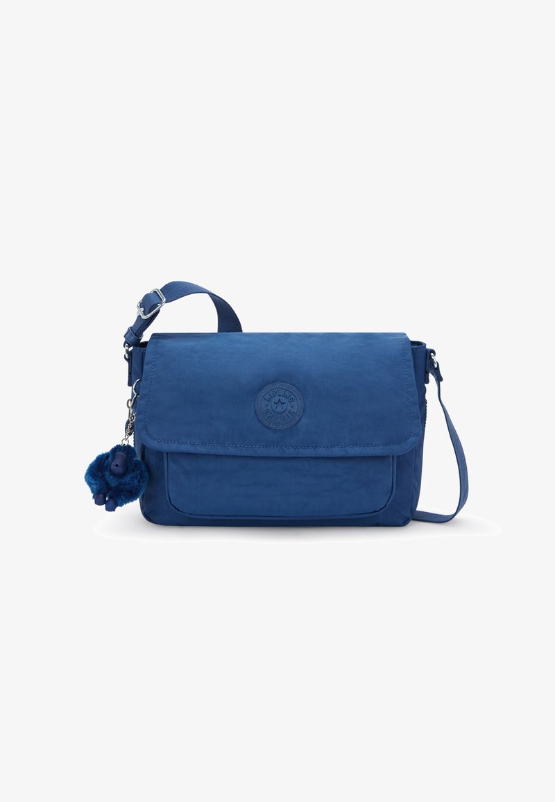 Blauwe schoudertas gemaakt van zacht stof met een klep als sluiting, voorzien van een logo patch en een knuffelige apensleutelhanger als detail.