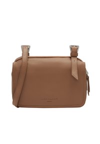 Borsa a tracolla in pelle marrone con hardware argentato, chiusura a zip, tracolla regolabile e logo del marchio impresso sul fronte.