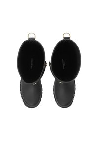 Czarne gumowe kalosze o gładkiej powierzchni, zaokrąglonym nosku, złotych akcentach i teksturowanej podeszwie. Wnętrze wyłożone miękkim materiałem.