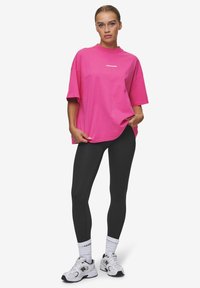 Pegador BRACY HEAVY OVERSIZED TEE - Basic póló - washed digital pink