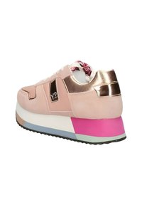 Sneaker platform chunky in pelle rosa morbida, con accenti in oro metallizzato e suola multicolore. Presenta un logo e lacci testurizzati.