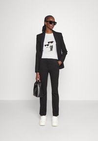 KARL LAGERFELD IKON KARL & CHOUPETTE - Triko s potiskem - white