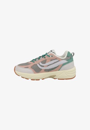 Sneaker sportiva in rosa, grigio e verde. Parte superiore in rete e suede con dettagli bianchi. Suola in gomma e lacci a contrasto. Presenta un colletto imbottito.
