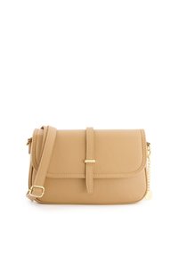 Tasche aus tanfarbenem Leder mit strukturiertem Finish, magnetischem Verschluss, goldenen Beschlägen und einem abnehmbaren Kettenriemen. Kompakte rechteckige Form.