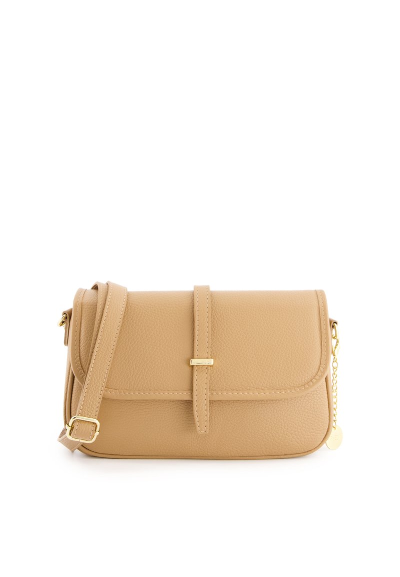 Tasche aus tanfarbenem Leder mit strukturiertem Finish, magnetischem Verschluss, goldenen Beschlägen und einem abnehmbaren Kettenriemen. Kompakte rechteckige Form.