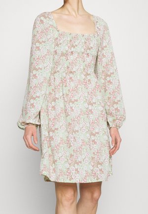 Bloemendress met een vierkante halslijn, lange pofmouwen en een gerimpeld lijfje. Kleuren zijn roze, groen en wit op een lichte achtergrond.