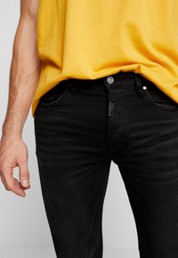 Tigha Vaqueros pitillo - black