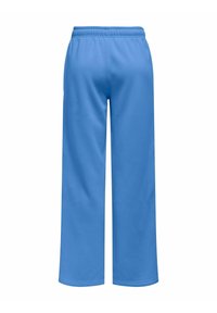 Niebieskie dresy z miękkiego materiału, o szerokim kroju nogawek, z elastycznym pasem i gładką fakturą, bez widocznych wzorów lub akcentów.