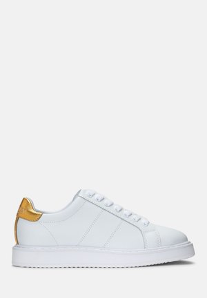 Sneaker in pelle bianca con punta arrotondata, suola bianca testurizzata e un accento metallic oro sul tallone. Sei fori per i lacci con lacci bianchi.
