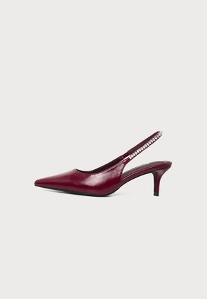 Παπούτσι slingback από μπορντό λουστρίνι με μυτερή μύτη, χαμηλό τακούνι στιλέτο και λουράκι διακοσμημένο με μικρούς λευκούς κρυστάλλους.