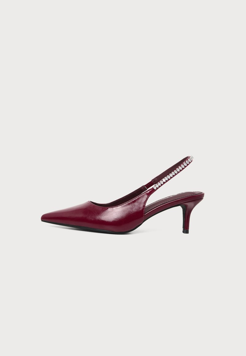 Escarpin slingback en cuir verni bordeaux avec bout pointu, talon stiletto bas et bride décorée de petits cristaux blancs.