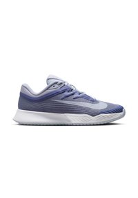 Buty sportowe z przewiewną siateczką w odcieniach jasnego fioletu i niebieskiego. Posiadają białą podeszwę środkową i teksturowaną gumową podeszwę.