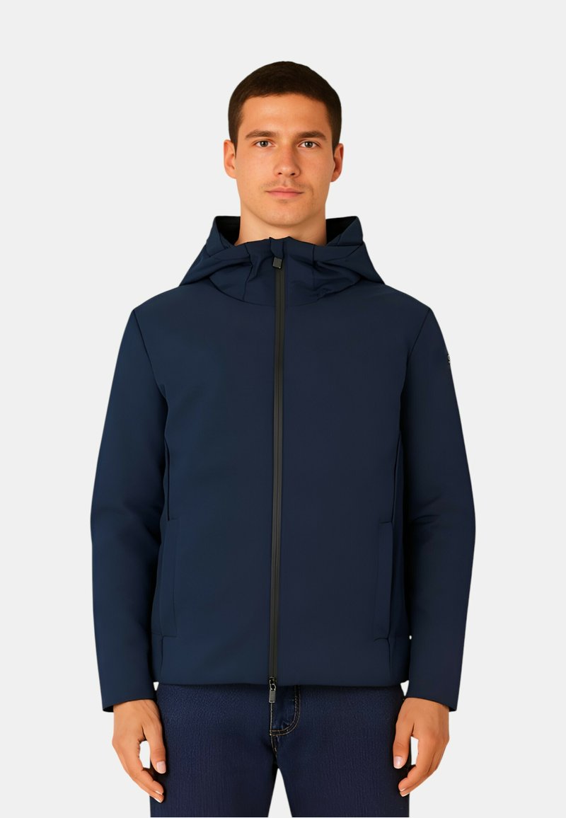 Giacca blu navy con cappuccio, realizzata in materiale morbido e liscio. Presenta una zip frontale, due tasche laterali e un design pulito.