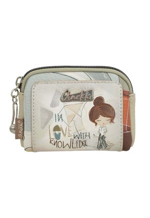Kleine Reißverschlusstasche mit einer Illustration eines Mädchens, geometrischen Formen und dem Text "Verliebt in Wissen" auf einem beigen und pastellfarbenen Hintergrund.