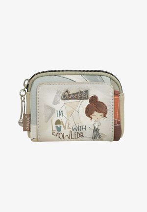 Piccola pochette con cerniera con illustrazione di una ragazza, forme geometriche e testo "Innamorata della conoscenza" su uno sfondo beige e pastello.