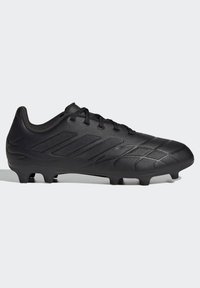 Botas de fútbol negras con una parte superior sintética texturizada, diseño de cordones, suela de plástico moldeado y seis clavos en la suela para tracción.
