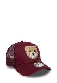 Cappellino bordeaux con retro in rete, con patch ricamato a forma di faccia d'orso. Visiera curvata e chiusura snapback regolabile.