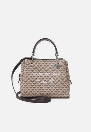 Sac à main beige et marron Emporio Armani avec motif répétitif du logo Aigle, chaîne argentée et poignées en cuir, et bandoulière réglable.