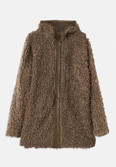 Veste en polaire brune avec un extérieur texturé et frisé et des accents en cuir lisse. Dotée d'une fermeture éclair et d'une capuche pour plus de chaleur.