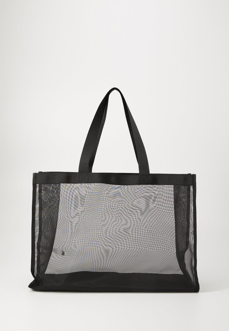 Sac fourre-tout en maille noire avec des poignées en tissu solides, de forme rectangulaire et à corps transparent, idéal pour transporter divers objets.