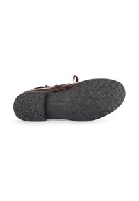 Bruin leren schoen met een gestructureerde zwarte rubberen zool. Heeft een decoratieve vetersluiting en stiksels langs de bovenkant.