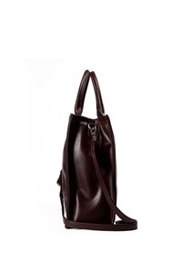 Sac à main en cuir bordeaux avec deux poignées courtes et une longue sangle réglable, doté d'une fermeture à glissière et d'un design minimaliste.