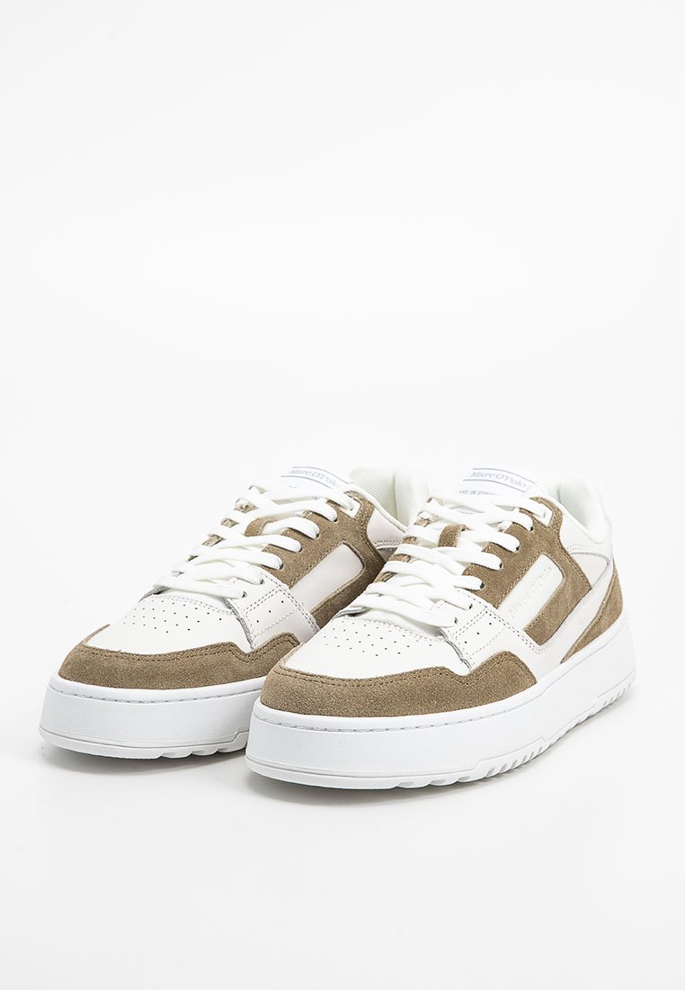 Weiße Sneaker mit taupefarbenen Wildlederakzenten, ausgestattet mit einer perforierten Zehenbox, flachen weißen Schnürsenkeln und einer dicken weißen Gummisohle.