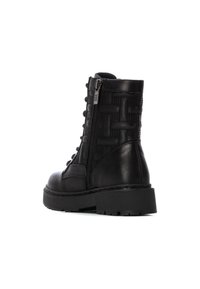 Botas de cuero negro hasta el tobillo con textura trenzada, cierre de cremallera lateral y punta redonda. Suela de goma gruesa con un patrón de banda de rodadura para tracción.