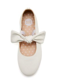 Ballet flat in pelle bianca con un fiocco annodato sul lato e una soletta a pois con motivo a stella, contrassegnata dal logo del brand "GIOS EPPO."