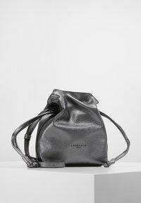 Borsa a sacco in pelle grigia con superficie testurizzata, spallacci lisci e un logo sottile sulla parte anteriore. Forma compatta e arrotondata.