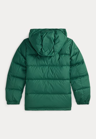 Grønn pufferjakke med hette, horisontal quilt, elastiske mansjetter og en glatt, blank tekstur. Bakfra viser den et strømlinjeformet design.