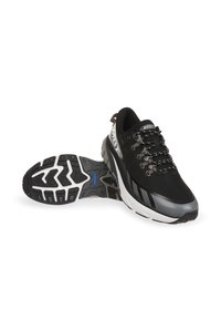 Scarpe da corsa nere con tomaia texturizzata, dettagli grigi e una suola spessa con un motivo di battistrada. Inclusi lacci con elementi riflettenti.