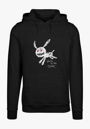 Svart hoodie med en vit skiss av en kanin med röda ögon och texten "WALK IN THE DARK" i vitt. Mjuk tyg, känguruficka.