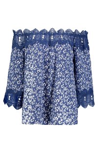 Blå blommig off-the-shoulder blus med trekvartslånga ärmar, med intrikata spetsdetaljer längs halsringningen och ärmkanterna.