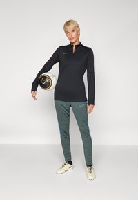 Nike Performance ACADEMY PANTS - Donji dijelovi trenirke - vintage green/royal pulse