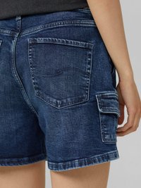 Shorts en denim de couleur bleu foncé avec une finition délavée. Comprend deux poches arrière et une poche cargo sur le côté, avec une coupe droite et un ourlet cousu.
