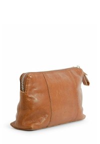 Bolsita de cuero marrón con un acabado texturizado, presenta un zipper plateado y una pequeña pestaña lateral para facilitar el manejo. Forma compacta y rectangular.