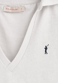 Weißes Poloshirt mit V-Ausschnitt. Mit einem navyblauen gestickten Logo eines Golfspielers auf der linken Brust. Glattes Material, kurze Ärmel.