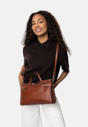 Braune Lederhandtasche mit strukturiertem Design, zwei oberen Griffen und einem verstellbaren Schulterriemen. Mit sichtbaren Nähten und Metallakzenten.