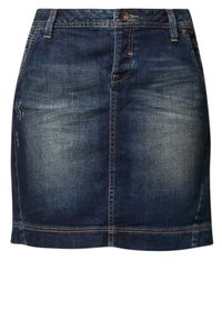 Falda de mezclilla en azul oscuro con un diseño ajustado, bolsillos frontales, cierre de botón y un sutil desvanecimiento. Presenta costuras en contraste a lo largo del dobladillo.